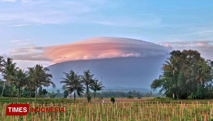 Awan berbentuk caping selimuti Gunung Raung. (FOTO: Agung Sedana/TIMES Indonesia)