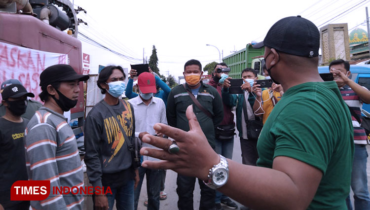 Warga saat demo di proyek pipanisasi PDAM Gresik. (FOTO: Akmal/TIMES Indonesia)