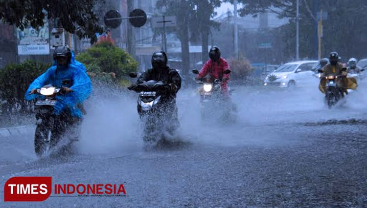 Surabaya Hujan Petir dan Kilat Tanpa Henti