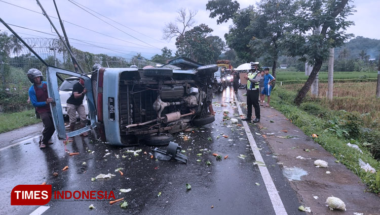 Sebuah mobil Suzuki Carry Futura bernomor polisi E 1040 VP terbalik di Jalan Raya Cigasong-Maja, Kabupaten Majalengka. (Foto: Jaja Sumarja/TIMES Indonesia) 