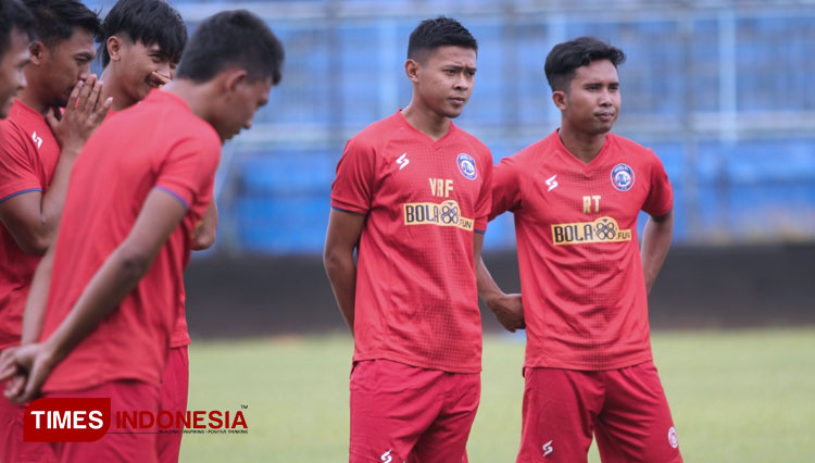 Pemain baru yang bergabung di Arema FC, Wiga Brilian Syahputra (kiri) dan Dedik Ariyanto (kanan) telah menjalani latihan perdana  perdana di Stadion Kanjuruhan Kab Malang. Senin, (22/2/2021). (Foto: Tria Adha/TIMES Indonesia)