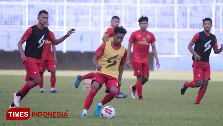 Pemain baru yang bergabung di Arema FC,  Dedik Ariyanto telah menjalani latihan perdana  perdana di Stadion Kanjuruhan Kab Malang. Senin, (22/2/2021). (FOTO: Tria Adha/TIMES Indonesia)