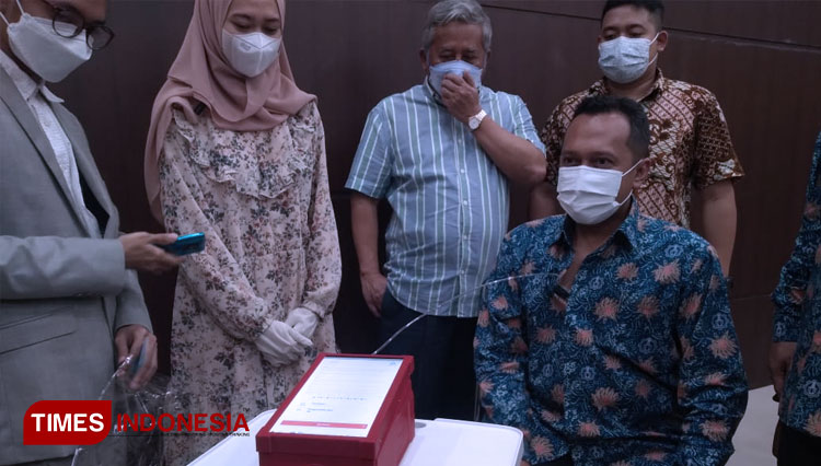 RSI Jemursari saat melakukan screening Covid-19 menggunakan I-Nose 19, Senin (22/2/2021). (Foto: Khusnul Hasana/TIMES Indonesia)