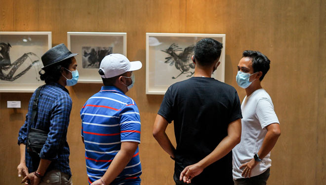 The visitors enjoying the art exhibition at ARTOTEL Sanur Bali. (Photo: ARTOTEL Sanur Bali)