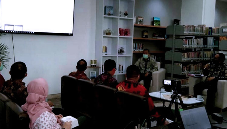 Sekda Kota Tasikmalaya Drs. H. Ivan Dicksan Hasanuddin, M.Si dalam FGD tentang Belanja Bijak Berbagi Kabingahan di ruang perpustakaan Bank Indonesia Kota Tasikmalaya. (Foto: Kominfo Kota Tasikmalaya)
