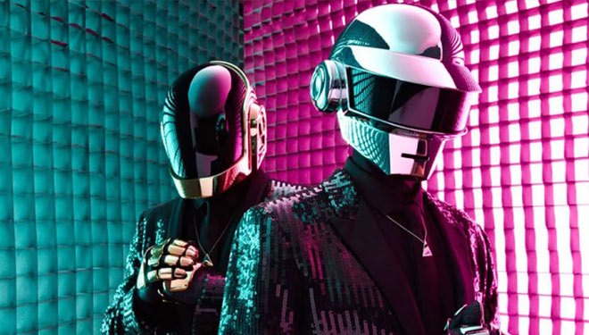 Duo elektronik legendaris asal Prancis, Daft Punk, mengumumkan bubar pada Senin (22/2), setelah bermusik bersama sejak 1993. 