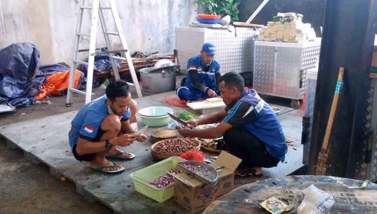 Anggota Tagana Ciamis membantu masak untuk korban banjir di Karawang (foto: Tagana Ciamis)
