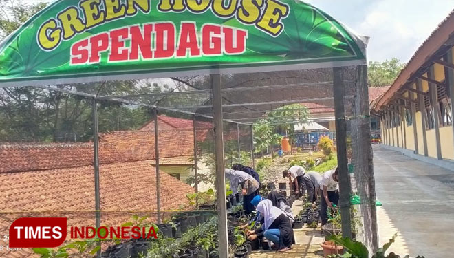 Guru Penggerak Cilacap ajak siswanya olah limbah menjadi pupuk organik (FOTO : Heni for TIMES Indonesia)