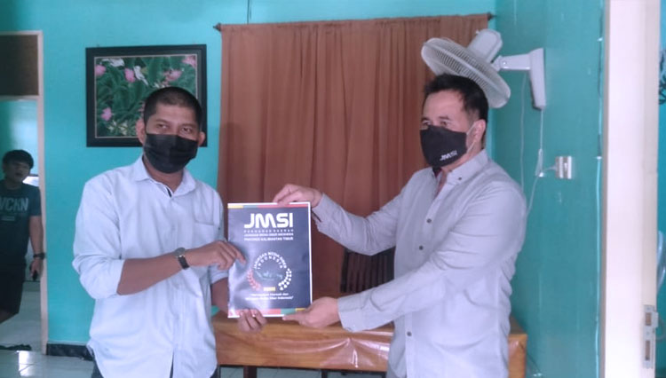 Ketua JMSI Provinsi Kaltim, Sukri memberikan SK JMSI Cabang Bontang kepada Andi Nasir (Foto: Andi Nasir for TIMES Indonesia)