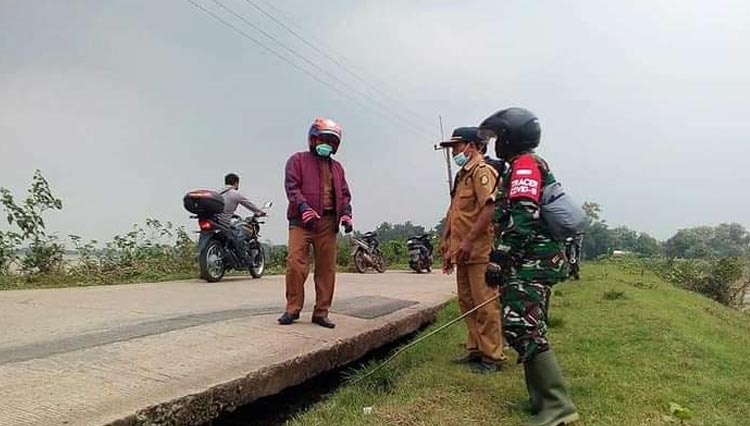 Jalanan yang menganga di Indramayu akibat penurunan tanah. (Foto: Humas Kecamatan Gantar)