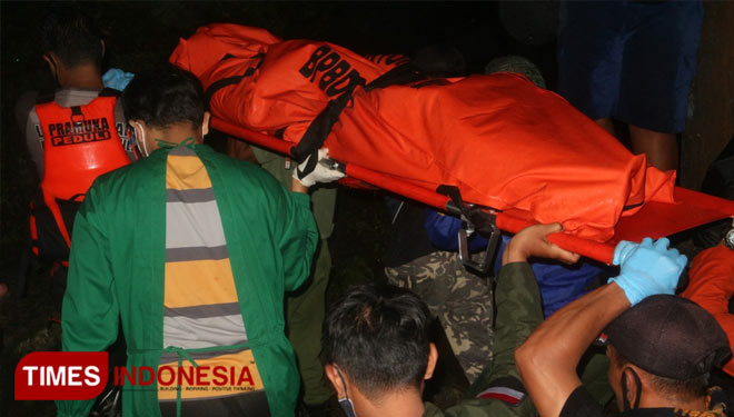 Jenazah korban dibawa ke RSUD Prof. Dr. Margono Soekarjo Purwokerto. (FOTO: BPBD Banyumas)