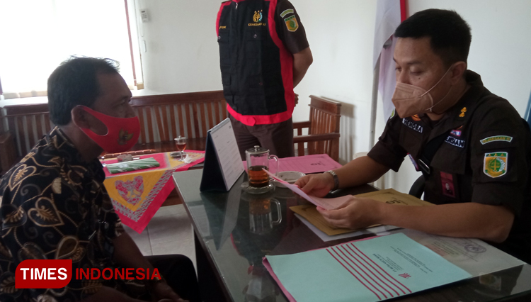 Tim Penyidik dipimpin Kasi Pidsus Muhammad Hendra Hidayat menggeledah ruangan kantor kepala desa Bulupayung, Kesugihan, Cilacap. (FOTO: Estanto Prima Yuniarto/ TIMES Indonesia) 