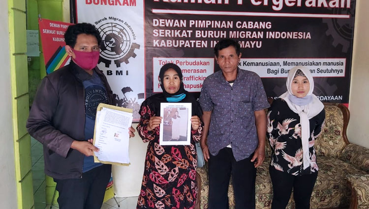 Keluarga Casmi, TKI yang hilang kontak di Indramayu, saat melaporkan aduan ke SBMI Indramayu.(Foto: SBMI Indramayu)