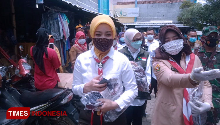 Ketua Kwartir Daerah (Kwarda) Jawa Barat, Atalia Praratya bagikan masker. (Foto: Dede Sofiyah/TIMES Indonesia)