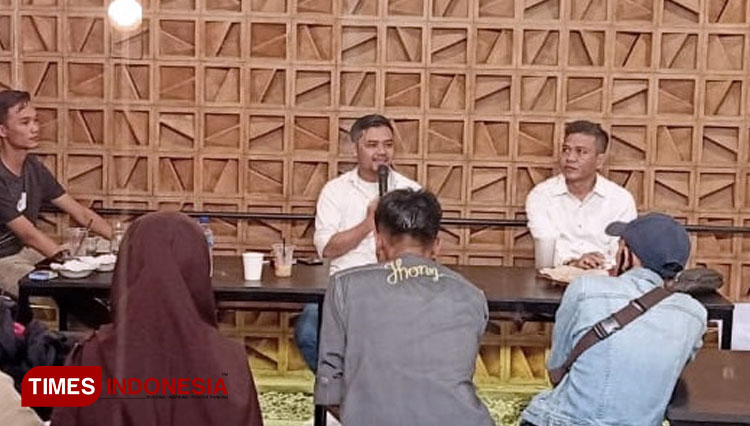 Ketua Pedas Rifki Fauzi bersama Bupati Bandung terpilih HM Dadang Supriatna. (FOTO: Iwa/TIMES Indonesia)