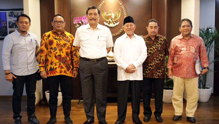Foto bersama Menkomarvest Luhut (ketiga dari kiri) dan Gubernur KH Abdul Gani Kasuba (ketiga dari kanan), Sekprov Samsuddin A Kadir (kedua dari kiri) (Foto: Humas Kemenkomarvest RI)