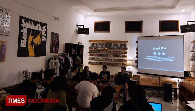 Monohero saat melakukan screening pemutaran perdana video klip 'Udara' beberapa waktu lalu di Mao Coffee, Kota Malang. (Foto: Rizky Kurniawan Pratama/TIMES Indonesia)