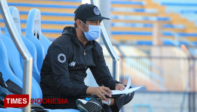 Nilmaizar mengamati pemain Persela yang tengah menjalani latihan di Stadion Surajaya Lamongan, sebelum Liga 1 2020 dihentikan akibat pandemi Covid-19. (FOTO: MFA Rohmatillah/ TIMES Indonesia)