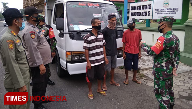 Operasi masker satgas covid-19 Kecamatan Nusawungu Kabupaten Cilacap yang digelar di depan Makoramil Nusawungu. (Foto: Pendim Cilacap For TIMES Indonesia)