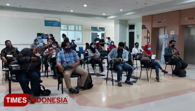 Puluhan wartawan tergabung dalam Paguyuban Wartawan Pemkab Sleman (PWPS) saat mengikuti vaksinasi. (FOTO: Fajar Rianto/TIMES Indonesia)