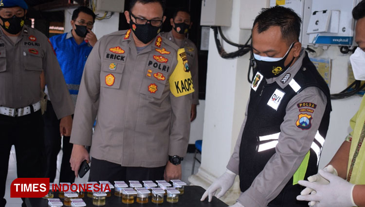 Pelaksanaan tes urine terhadap sejumlah anggota Polres Bondowoso dipimpin langsung Kapolres Bondowoso AKBP Erick Frendriz (FOTO: Moh Bahri/TIMES Indonesia)