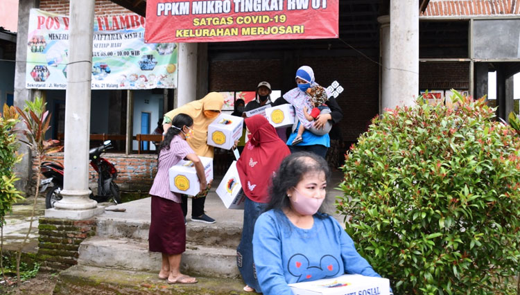 Giat Sosial, TNI AD Tebar Sembako untuk Warga Kota Malang