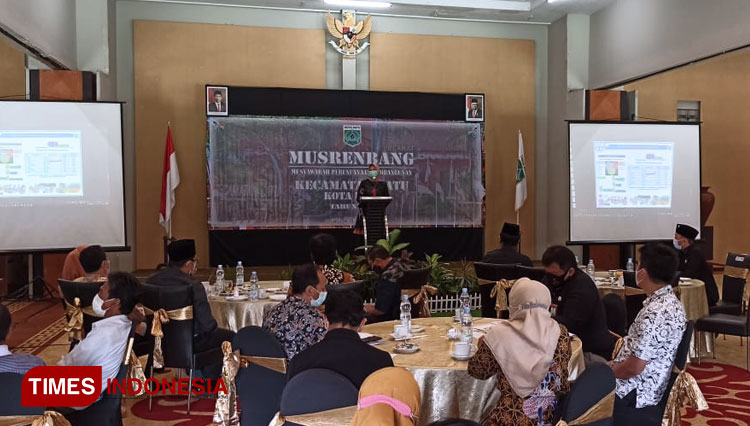 Wali Kota Batu, Dra Hj Dewanti Rumpoko MSi saat membuka Musrenbang Kecamatan Bumiaji. (foto: Muhammad Dhani Rahman/TIMES Indonesia)