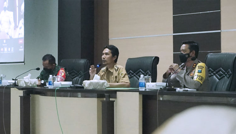 Bupati Madiun H. Ahmad Dawami bersama Forpimda dan kepala OPD mengikuti vidcon evaluasi PPKM Mikro Jatim. (Foto: Humas Pemkab Madiun)