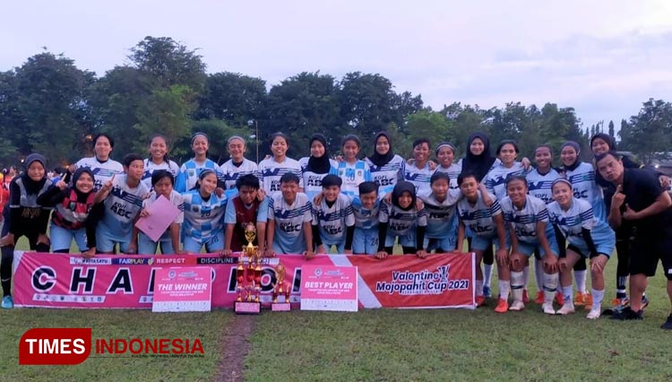 Persikoba Putri meraih keberhasilan ganda menjadi juara turnamen dan meraih pemain terbaik. (Foto: Askot PSSI Kota Batu for TIMES Indonesia)