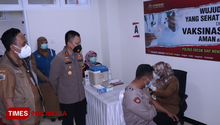 Kapolres Gresik AKBP Arief Fitrianto saat meninjau proses penyuntikan vaksin Covid-19 di salah satu ruangan Mapolres Gresik. (Foto: Akmal/TIMES Indonesia)