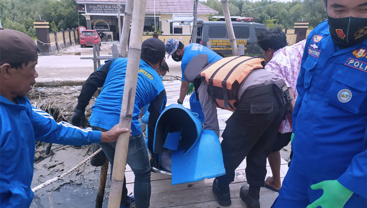Satpolair Polres Indramayu saat mengevakuasi jenazah nelayan yang meninggal di atas kapal. (Foto: Humas Polres Indramayu)