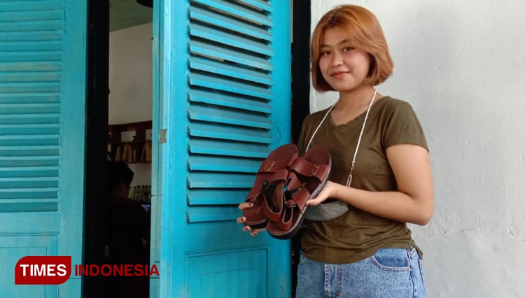 Model Eka Sartika memamerkan sandal produk rumahan merk Qinar (Foto : Syamsul Ma'arif/TIMES Indonesia)