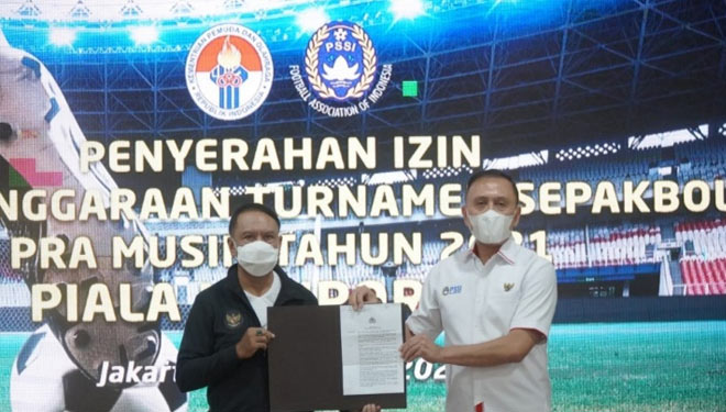 Ketua Umum PSSI, Mohammad Iriawan saat menerima surat izin kompetisi dari Menpora di Jakarta (foto: Dokumen/PSSI)