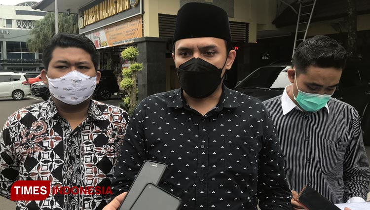 Tim BBHAR usai melakukan pengaduan kepada pihak kepolisian di Mapolresta Malang Kota, Selasa (23/02/2021). (Foto: Rizky Kurniawan Pratama/TIMES Indonesia)