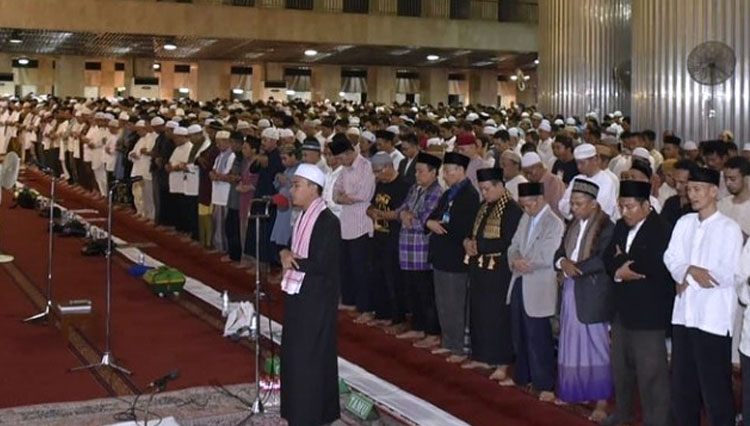 Umat Islam Indonesia saat melakukan sholat berjamaah di masjid Istiqlal Jakarta. (foto: Instagram/Masjid Istiqlal)