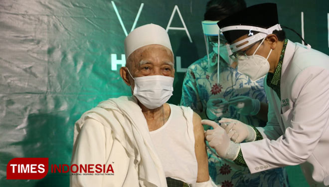 Rais Syuriah PWNU Jatim KH Anwar Manshur menjadi kiai NU pertama penerima vaksin Covid-19, Selasa (23/2/2021). (Foto: Lely Yuana/TIMES Indonesia) 
