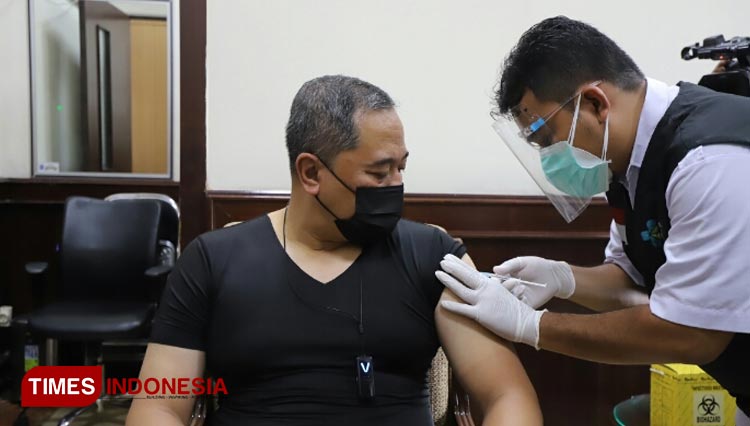 Vaksinasi di Surabaya b
