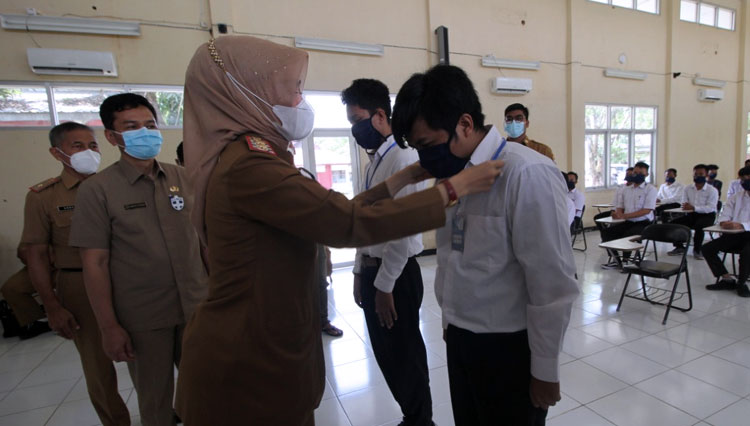Wakil Bupati Cirebon, Hj. Wahyu Tjiptaningsih saat membuka pelatihan mencukur. (Foto: Dokumentasi Humas Pemkab)