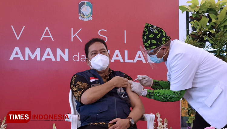 Kepala Dinas Kesehatan Banyuwangi, dr Widji Lestariono mendapatkan vaksinasi Covid-19. (FOTO: Agung Sedana/TIMES Indonesia)