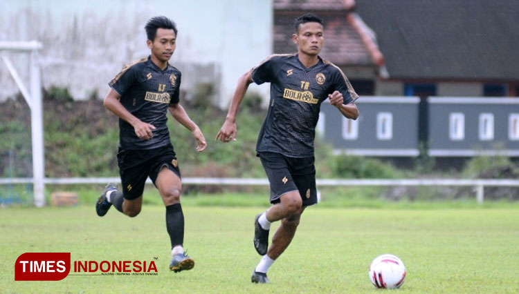 Ikhfanul Alam (Kanan) dalam sesi latihan Arema FC di Lapangan Ketawang Selasa (23/2/2021) (Foto: Ovan Setiawan/TIMES Indonesia) 