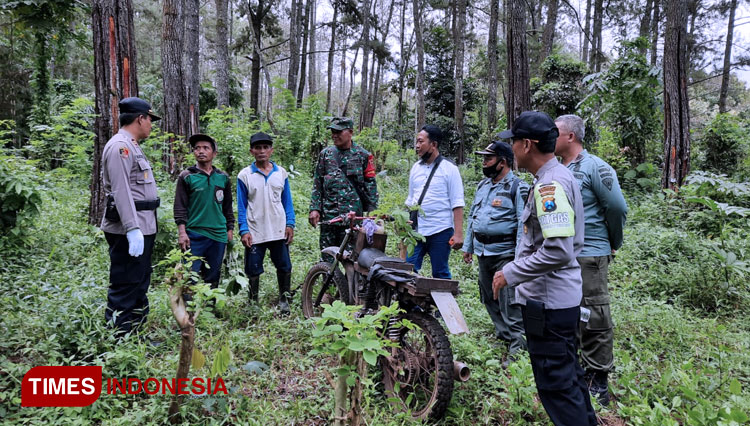 Proses pencarian pria hilang di hutan Banyuwangi. (Foto: Agung Sedana/TIMES Indonesia)