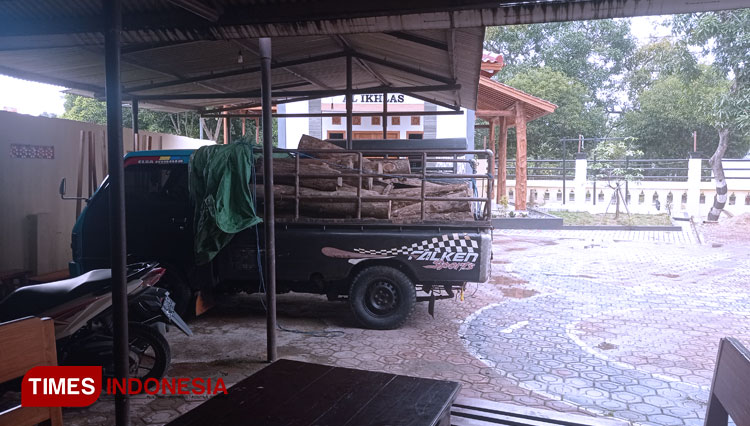 Barang bukti sebuah kendaraan mobil beserta kayu jati yang diamankan di Polsek Senori Polres Tuban, Selasa (23/02/2021). (Foto: Ahmad Istihar/TIMES Indonesia) 