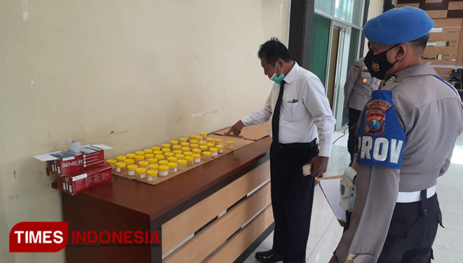 Deretan sampel urine dari anggota polisi di Lamongan. (FOTO: Humas Polres Lamongan for TIMES Indonesia)