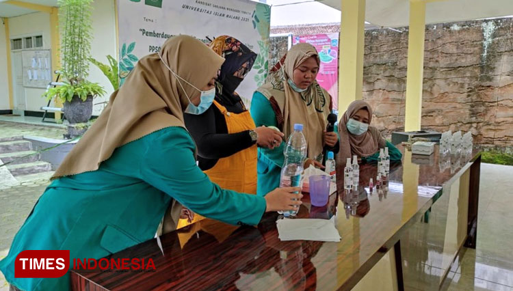 Sosialisasi pembuatan handsanitizer bersama ibu-ibu kader di Balai Desa Malangsuko, Kecamatan Tumpang, Kabupaten Malang. (FOTO: AJP TIMES Indonesia)
