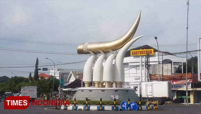 Perempatan Kartonyono Ngawi mudah dikenali karena ada patung gading gajah. Nama perempatan ini melambungkan Denny Caknan setelah dijadikan lagu dan viral. (Foto: M. Miftakul/TIMES Indonesia)