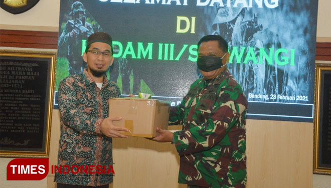 Pangdam III/Siliwangi Mayjen TNI Nugroho Budi Wiryanto, S.I.P., M.M., Q.I.A, menerima kehadiran Ustaz Adi Hidayat, Lc., M.A, di Kodam III/Siliwangi, Selasa (23/2/21)(FOTO: Pendam Slw for TIMES Indonesia)