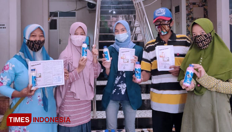 Mahasiswa KKN Undip, Laela Nur Khayati usai memberikan pelatihan pembuatan susu pasteurisasi herbal di Tembalang, Semarang. (FOTO: AJP TIMES Indonesia)