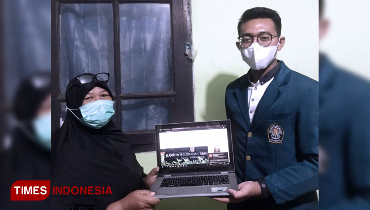 Mahasiswa KKN Undip, Muhammad Daffa saat menyerahkan WebGIS pemantau kenaikan Covid-17 di Semarang, Selasa (23/2/2021). (FOTO: AJP TIMES Indonesia)