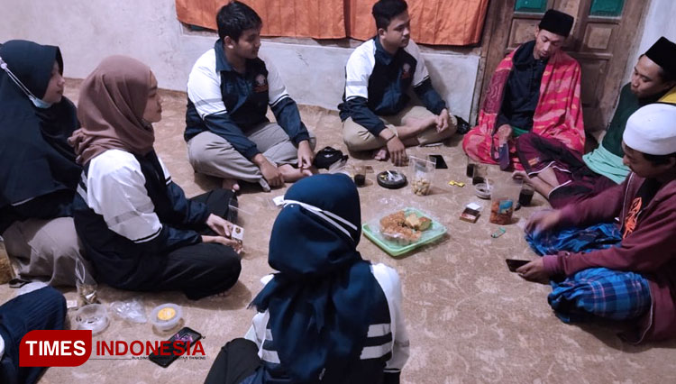 Mahasiswa KKN Undip, Yesi Kurniawati memberikan pelatihan purwaceng bahan tambahan puding di Wonosobo. (FOTO: AJP TIMES Indonesia)