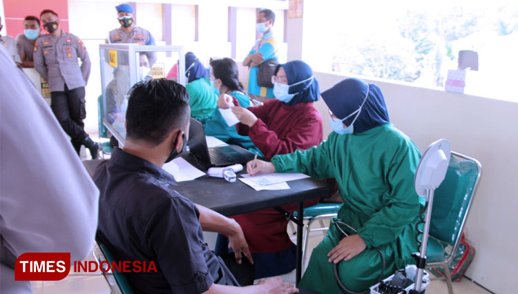 Vaksinasi Covid-19 di Kabupaten Bondowoso Jawa Timur. (FOTO: Moh Bahri/TIMES Indonesia)